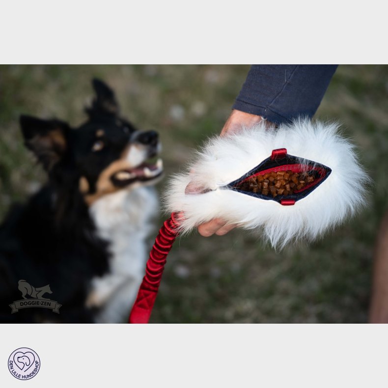 Doggie-Zen Belnningspung af lammeskind og med elastik hndtag. Str M 